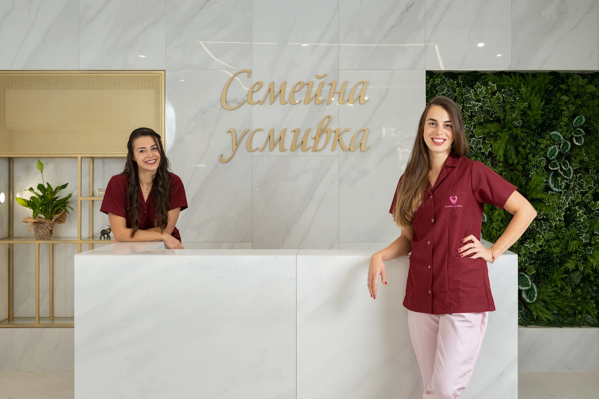 Д-р Кристина Благова и д-р Павлина Колева на рецепцията на дентална клиника „Семейна усмивка“